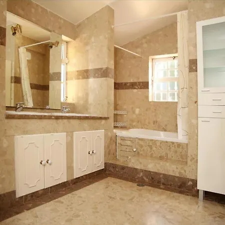 Juniper Fenced Pool Spacious House *