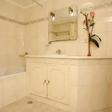 Vakantiehuis Juniper Fenced Pool Spacious House *